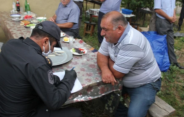Əsgərlikdən qayıdan oğluna yığıncaq keçirən atalar və qonaqları cərimələnib - FOTO