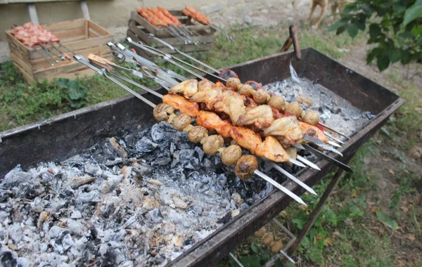 Əsgərlikdən qayıdan oğluna yığıncaq keçirən atalar və qonaqları cərimələnib - FOTO
