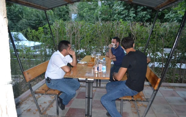 Mingəçevirdə karantini pozan kafe sahibi və müştəriləri cərimələndi - FOTO