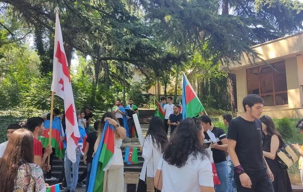 Перед посольством Азербайджана в Грузии проходит акция в поддержку армии - ФОТО