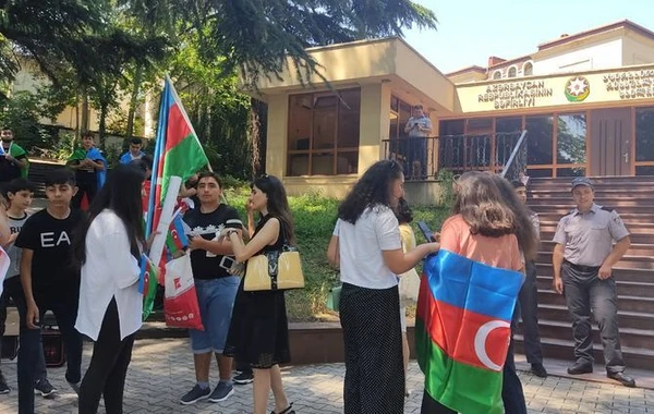 Перед посольством Азербайджана в Грузии проходит акция в поддержку армии - ФОТО