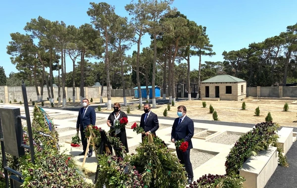 Deputatlar general-mayor Polad Həşimovun və polkovnik İlqar Mirzəyevin məzarlarını ziyarət ediblər - FOTO