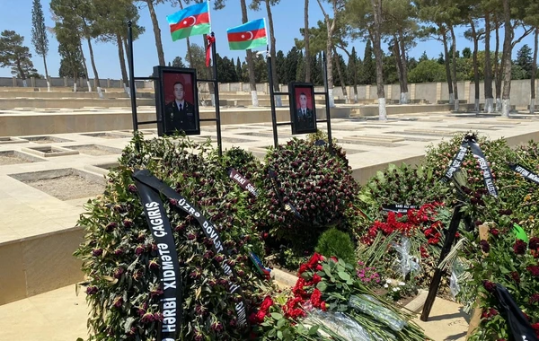 Deputatlar general-mayor Polad Həşimovun və polkovnik İlqar Mirzəyevin məzarlarını ziyarət ediblər - FOTO