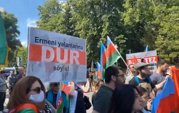 Ermənistanın Berlindəki səfirliyi qarşısında etiraz aksiyası keçirilir