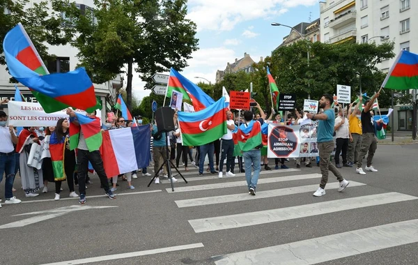 Strasburqda Ermənistanın silahlı təxribatlarına etiraz olaraq yürüş keçirilib - FOTO