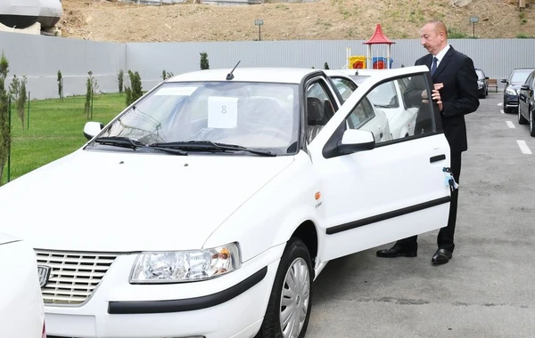 Ильхам Алиев и Мехрибан Алиева предоставили квартиры и автомобили семьям шехидов - ФОТО