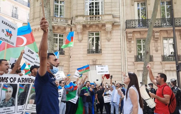 Azərbaycanlılar Ermənistanın Parisdəki Səfirliyinin qarşısında etiraz aksiyası keçirib - FOTO