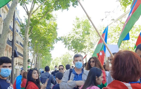 Azərbaycanlılar Ermənistanın Parisdəki Səfirliyinin qarşısında etiraz aksiyası keçirib - FOTO