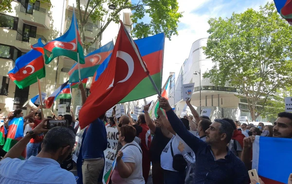 Азербайджанцы протестуют у посольства Армении в Париже - ФОТО