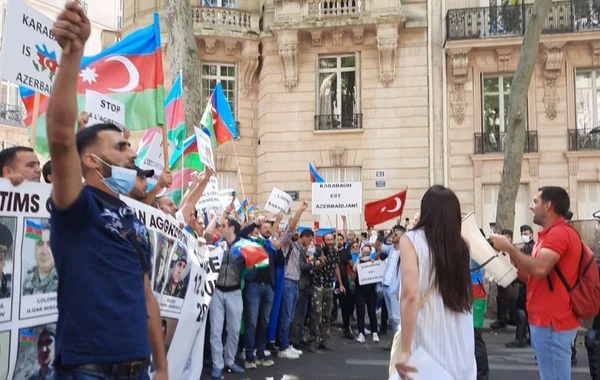 Азербайджанцы протестуют у посольства Армении в Париже - ФОТО