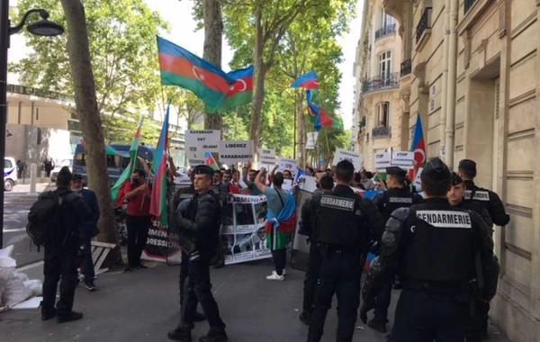 Азербайджанцы протестуют у посольства Армении в Париже - ФОТО
