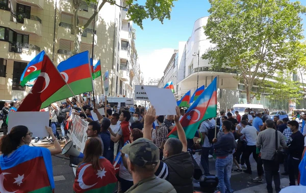 Азербайджанцы протестуют у посольства Армении в Париже - ФОТО