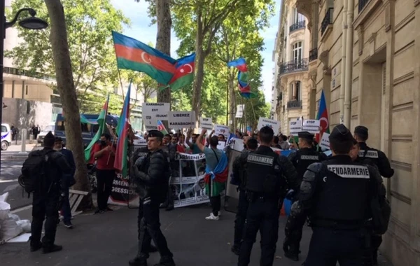 Азербайджанцы протестуют у посольства Армении в Париже - ФОТО