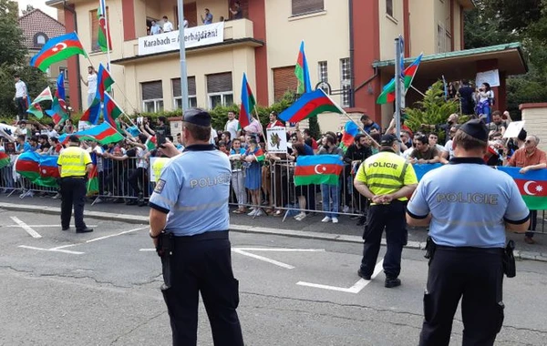 Praqada azərbaycanlıların aksiyası başlayıb - FOTO