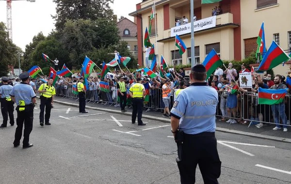 Praqada azərbaycanlıların aksiyası başlayıb - FOTO