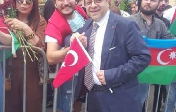 Türkiyə səfiri azərbaycanlılara dəstək üçün aksiyaya qatıldı - FOTO