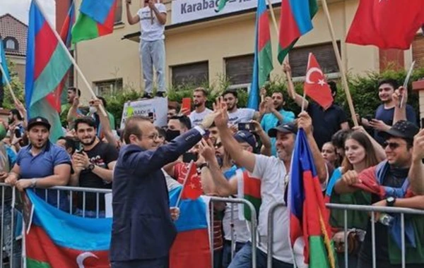 Türkiyə səfiri azərbaycanlılara dəstək üçün aksiyaya qatıldı - FOTO
