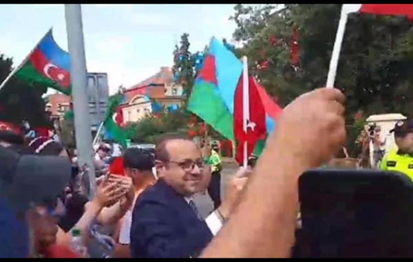 Türkiyə səfiri azərbaycanlılara dəstək üçün aksiyaya qatıldı - FOTO