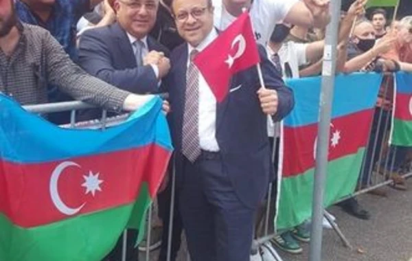 Türkiyə səfiri azərbaycanlılara dəstək üçün aksiyaya qatıldı - FOTO