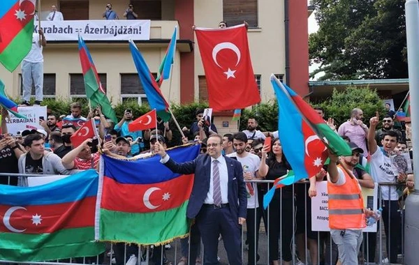 Türkiyə səfiri azərbaycanlılara dəstək üçün aksiyaya qatıldı - FOTO