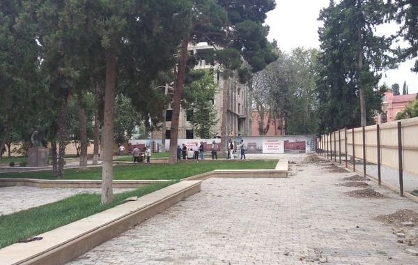 Qəmbər Hüseyinlinin qəbirüstü abidəsi niyə çəpərə alınıb? - FOTO