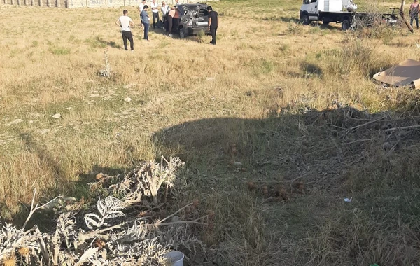 Bakıda maşın dirəyə çırpıldı - FOTO