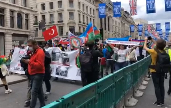 Azərbaycanlılar Londonda aksiya keçirir - FOTO