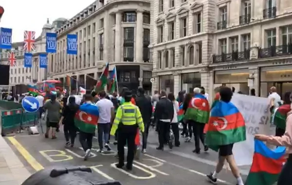 Azərbaycanlılar Londonda aksiya keçirir - FOTO