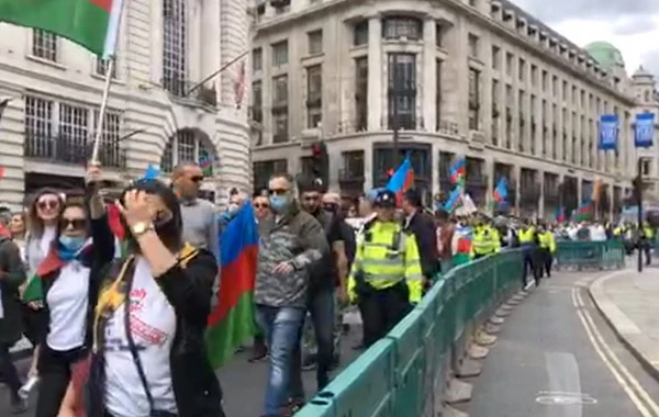 Azərbaycanlılar Londonda aksiya keçirir - FOTO