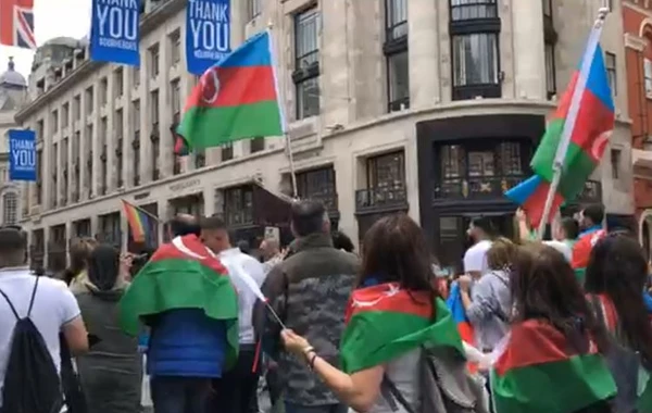 Azərbaycanlılar Londonda aksiya keçirir - FOTO