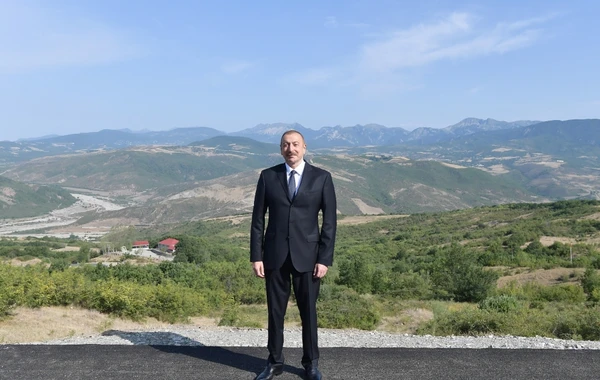 İlham Əliyev yolun bir hissəsinin yenidən qurulması layihəsi ilə tanış olub - FOTO