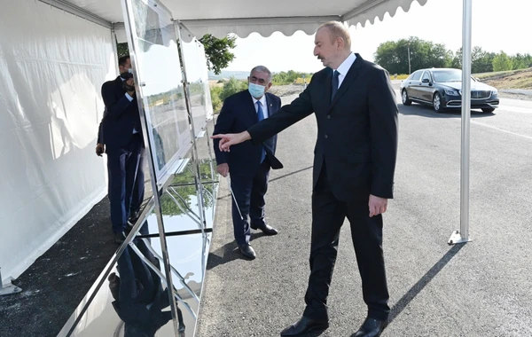 İlham Əliyev yolun bir hissəsinin yenidən qurulması layihəsi ilə tanış olub - FOTO