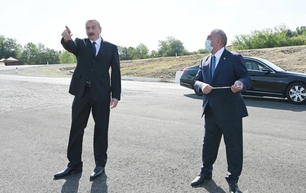 İlham Əliyev yolun bir hissəsinin yenidən qurulması layihəsi ilə tanış olub - FOTO