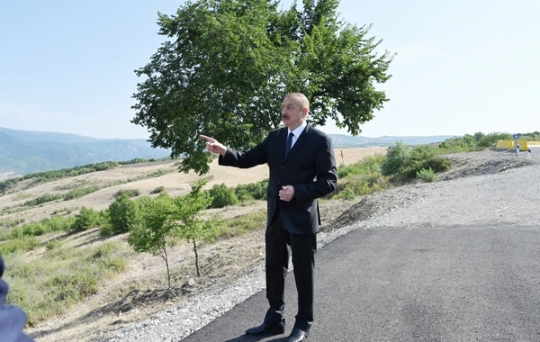 İlham Əliyev yolun bir hissəsinin yenidən qurulması layihəsi ilə tanış olub - FOTO