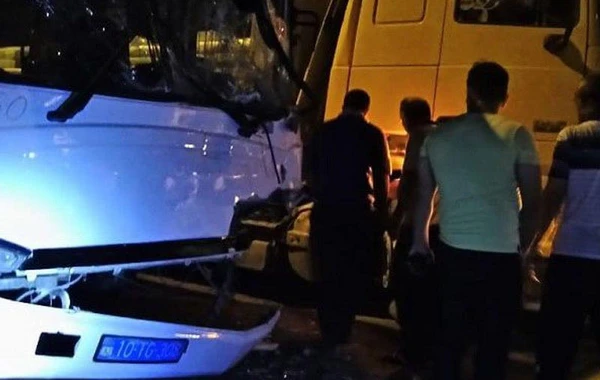 Bakıda qeyri-qanuni sərnişin daşıyan avtobus yük maşınına çırpılıb, xəsarət alanlar var