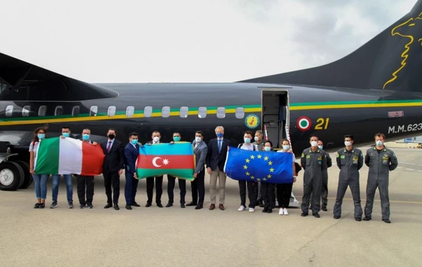 COVID-19 ilə mübarizə aparan italiyalı həkimlər Azərbaycana gəliblər - FOTO