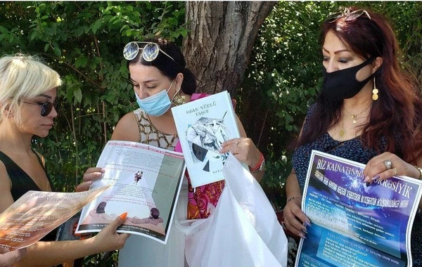 Elza Seyidcahan bayramda insanlara disk payladı - FOTO