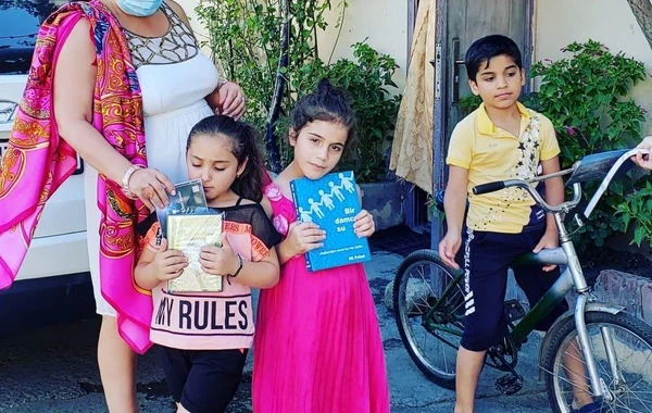 Elza Seyidcahan bayramda insanlara disk payladı - FOTO