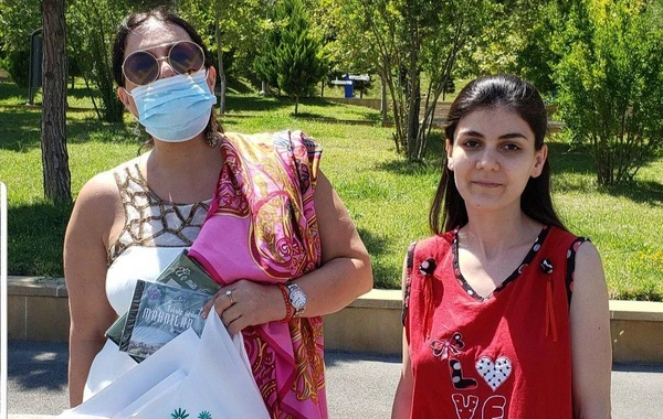 Elza Seyidcahan bayramda insanlara disk payladı - FOTO