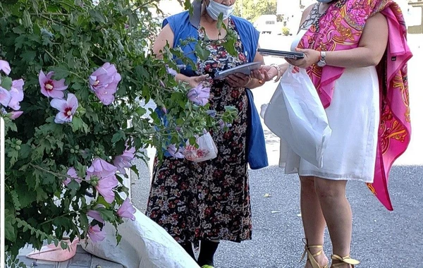 Elza Seyidcahan bayramda insanlara disk payladı - FOTO