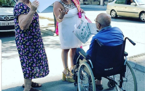 Elza Seyidcahan bayramda insanlara disk payladı - FOTO