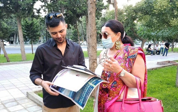 Elza Seyidcahan bayramda insanlara disk payladı - FOTO