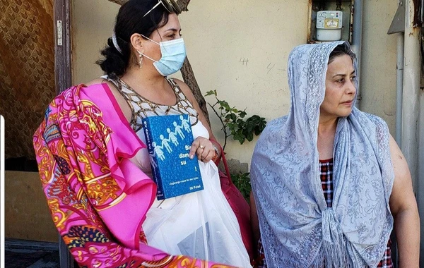 Elza Seyidcahan bayramda insanlara disk payladı - FOTO