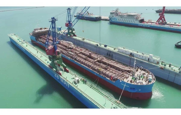 Azərbaycan istehsalı olan ikinci tanker inşasının növbəti mərhələsi üçün suya salınıb - FOTO