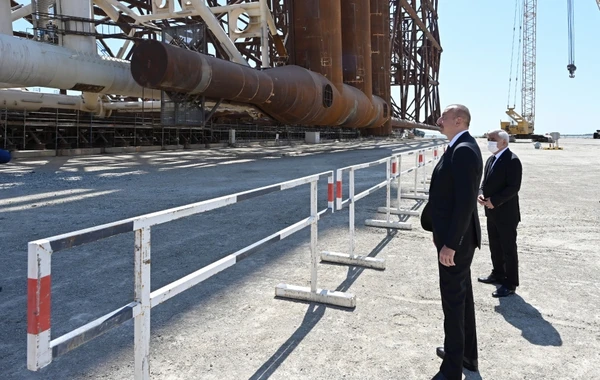Ильхам Алиев принял участие в церемонии отправки в море опорного блока месторождения "Карабах" - ФОТО