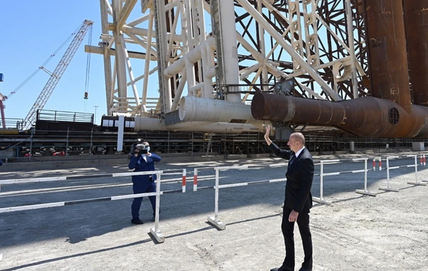 Ильхам Алиев принял участие в церемонии отправки в море опорного блока месторождения "Карабах" - ФОТО