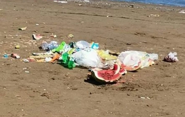 Замусоренные бакинские пляжи после наплыва отдыхающих – ВИДЕО