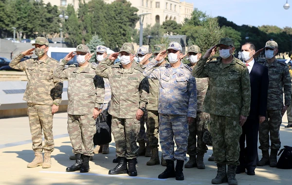 Главы Минобороны Азербайджана и Турции посетили Аллею почетного захоронения и Аллею шехидов - ФОТО