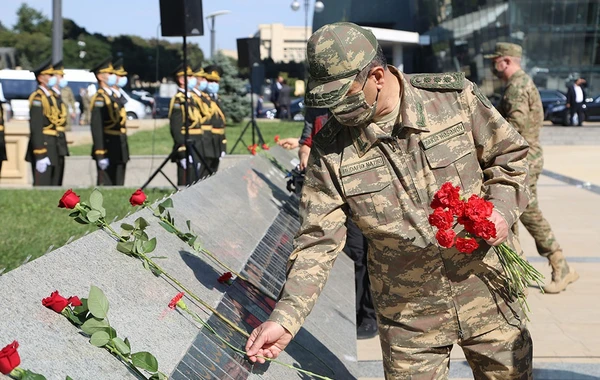 Главы Минобороны Азербайджана и Турции посетили Аллею почетного захоронения и Аллею шехидов - ФОТО