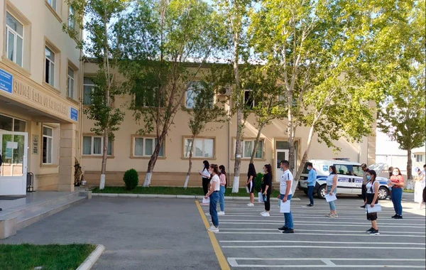 Abituriyentlər qəbul imtahanına belə daxil olur - FOTO